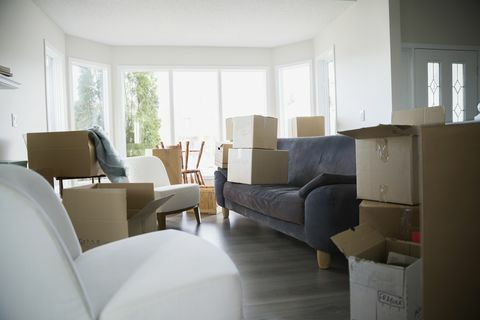 Mozgó dobozok és bútorok a nappaliban
