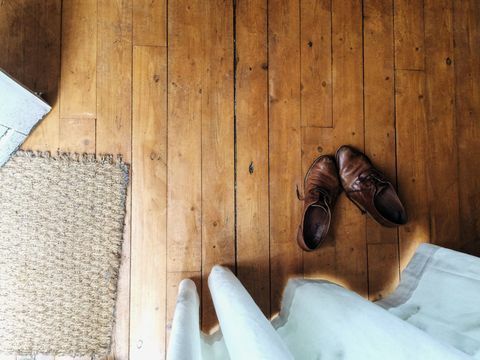 Közvetlenül lövés felett barna bőr cipő a padlólap otthon
