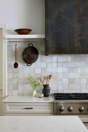 fehér zellige csempe backsplash