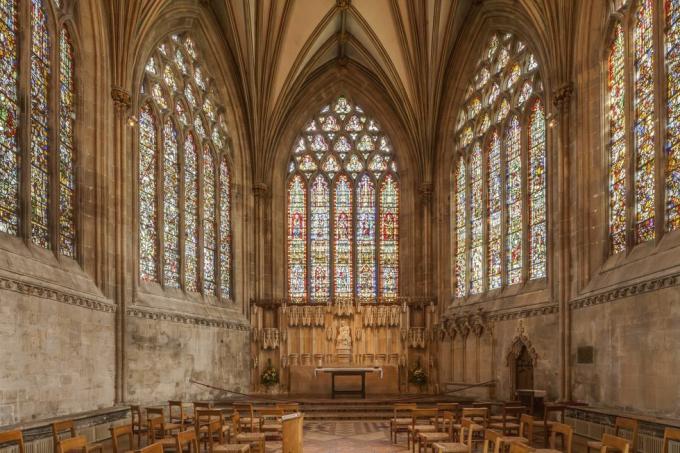 Szent András apostol tiszteletére szentelt Wells székesegyház a fürdő és a kutak püspökének díszlete, épült 1175 és 1490 között az építészet teljes egészében a késő 12. és 13. korai angol gótikus stílusban századokban