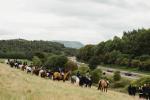 A fotók Erzsébet királynő érzelmes utolsó utazását mutatják Skócián keresztül, több tucat lóval