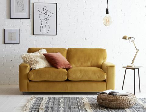 DFS Olyan egyszerű: A srác háromüléses kanapé egyszerűen bársonyos vintage mustárban