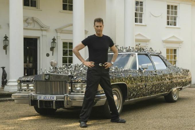 uri geller otthon berkshire anglia 2008 uri egyedi gyártású, 1976-os cadillac-jével, több mint 5000 darab torz és hajlított kanállal és evőeszközzel.