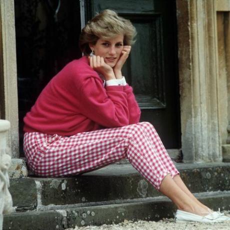 Diana, Wales hercegnője, 1961, 1997, ül egy lépcsőn otthonában, highgrove-i házban, Doughtonban, Gloucestershire, 1986. július 18. fotó: Tim Graham fotókönyvtár a Getty Images segítségével