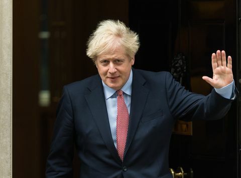 boris johnson brit miniszterelnök elhagyja a 10-es utcát, hogy beszédet mondjon vezetőinek a konzervatív pártkonferencia, amelyet a koronavírus-járvány miatt online tartanak, 2020. október 06-án London, Anglia