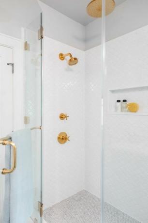 zuhanyzó, fehér kagyló csempe, vendég fürdőszoba, arany csaptelepek és hardver