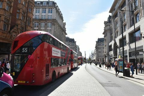 Oxford Street kiskereskedelmi üzletek a főutcán