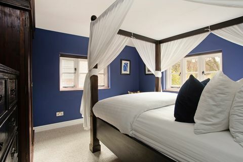 kék hálószoba baldachinos ággyal
