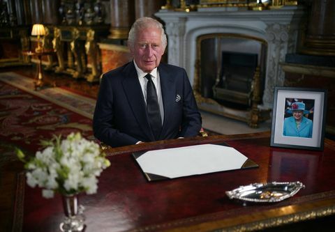 Nagy-Britannia királya, Charles III televíziós beszédet mond a nemzethez és a nemzethez a kék rajzból szoba a londoni Buckingham palotában 2022. szeptember 9-én, egy nappal azután, hogy II. Erzsébet királynő 96 éves korában meghalt