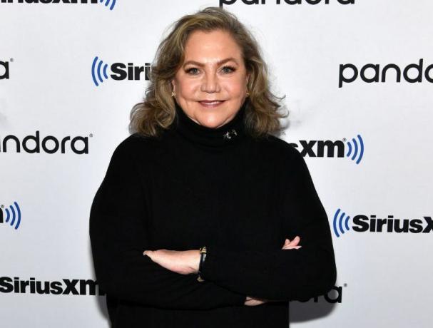 New York, New York november 12-én exkluzív tudósítás Kathleen Turner színésznő a Siriusxm stúdióba látogat 2019. november 12-én New Yorkban. Fotó: slaven vlasicgetty images