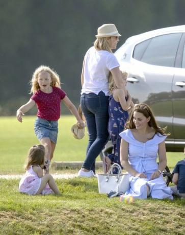 George Prince és Charlotte hercegnő játszik Kate Middletonnal