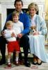Charlotte hercegnő királyi túra alkalmával Harry herceg kézimáskodó cipőjét viseli