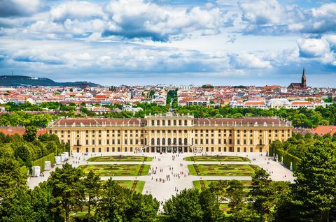 Gyönyörű kilátás nyílik a híres Schonbrunn-palotára, a Nagy Parterre kertjével Bécsben, Ausztriában