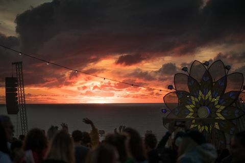 Newquay, Anglia augusztus 10-én gyűlnek össze a napnyugtakor az éves Boardmasters zenei fesztiválon, a Watergate-öbölben, 2018. augusztus 10-én Cornwallban, Anglia 1981 óta. Newquay-ben került megrendezésre, és most része a nagyobb, ötnapos szörfözés, korcsolya és zenei fesztivál igazgatótanácsának, miközben a zenei fesztivál a főszerepeket a szörfös Watergate-öböl tömegének látja. A verseny a világ minden tájáról érkező hivatásos szörfösöket vonzza versenyezni a cornwalli partvonalon, amelyet sokan a modern brit szörfözés szülőhelyének tartanak. fotó: matt cardygetty képek