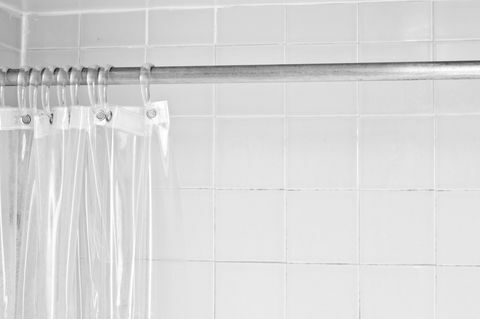 Tiszta zuhanyfüggöny fehér csempe zuhannyal