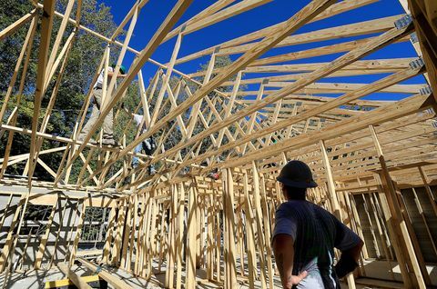 tetőtartókat szerelnek fel az emberiség élőhelyére 3D nyomtatott ház Williamsburgban, 2021. október 20-án, szerdán