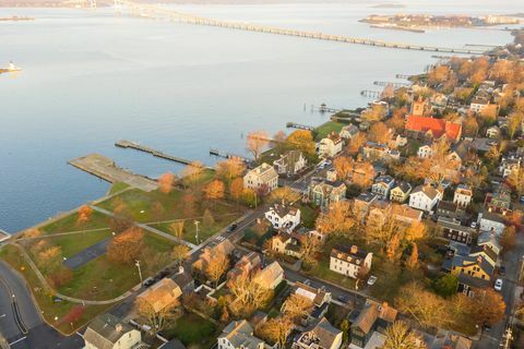 Drone légi felvétel Newport Phode Island régi hagyományokkal rendelkező épületéről óceánnal és jachkikötővel utcai nyári szezonban