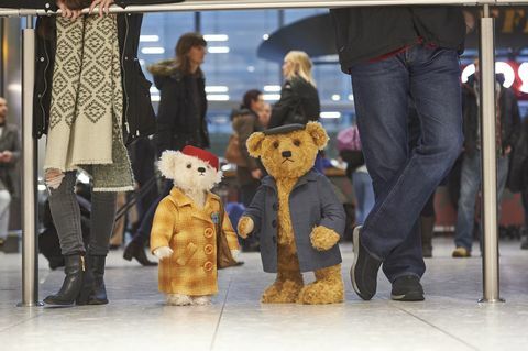 Heathrow karácsonyi hirdetés - Steiff viseli Dorist és Edward Bair-ot a Heathrow repülőtéren