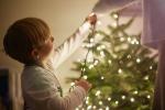 Hogyan lehet akasztani a karácsonyi fényeket a fára