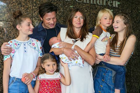 Jamie feleségével, Jools-nal és öt gyermekével, röviddel a fiuk, a River Rocket születése után