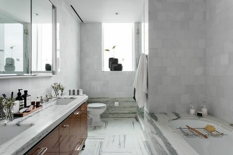 fehér fürdőszoba, márványpadló, fa szekrények, dupla hiúság
