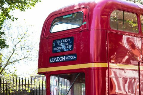 Piros londoni busz, amely az embereket elviszi a Chelsea Flower Show-ra, London, Egyesült Királyság